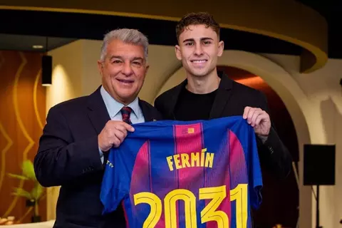 برشلونة يعلن توقيع لوبيز على عقد تمديد مسيرته مع الفريق